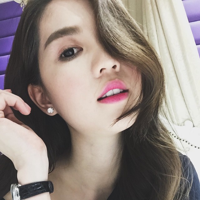 Ngọc Trinh khoe bờ môi gợi cảm.