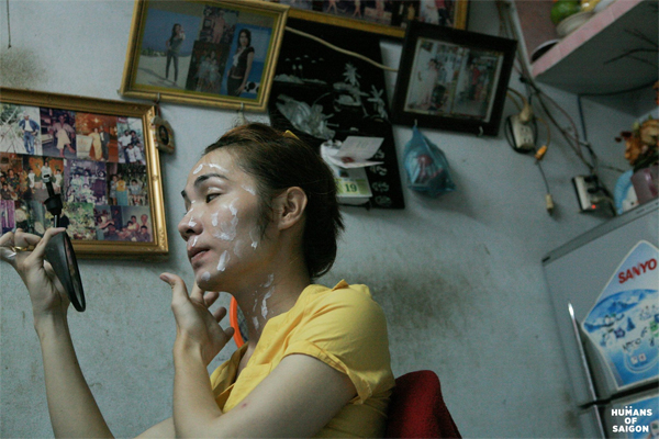 Tô điểm phấn son cẩn thận. (Ảnh: Humans of Saigon)