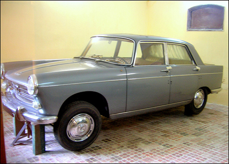 Chiếc Peugeot 404 thường được Bác sử dụng đi lại trong thành phố và đặc biệt những năm cuối đời. Vì năm 1967, Bác bị tai biến não nhẹ, nên chân bị yếu, chiếc xe Peugeot 404 có ưu điểm gầm xe thấp, Người lên xuống xe thuận tiện hơn.
