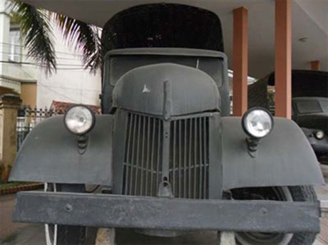 Những năm 1960, Liên Xô viện trợ cho ta một số loại xe mang nhãn hiệu Volga. Do hai chiếc Pobeda và Peugeot đã cũ, các đồng chí phục vụ xin phép Bác cho thay xe, nhưng Bác không đồng ý vì vẫn còn sử dụng được.