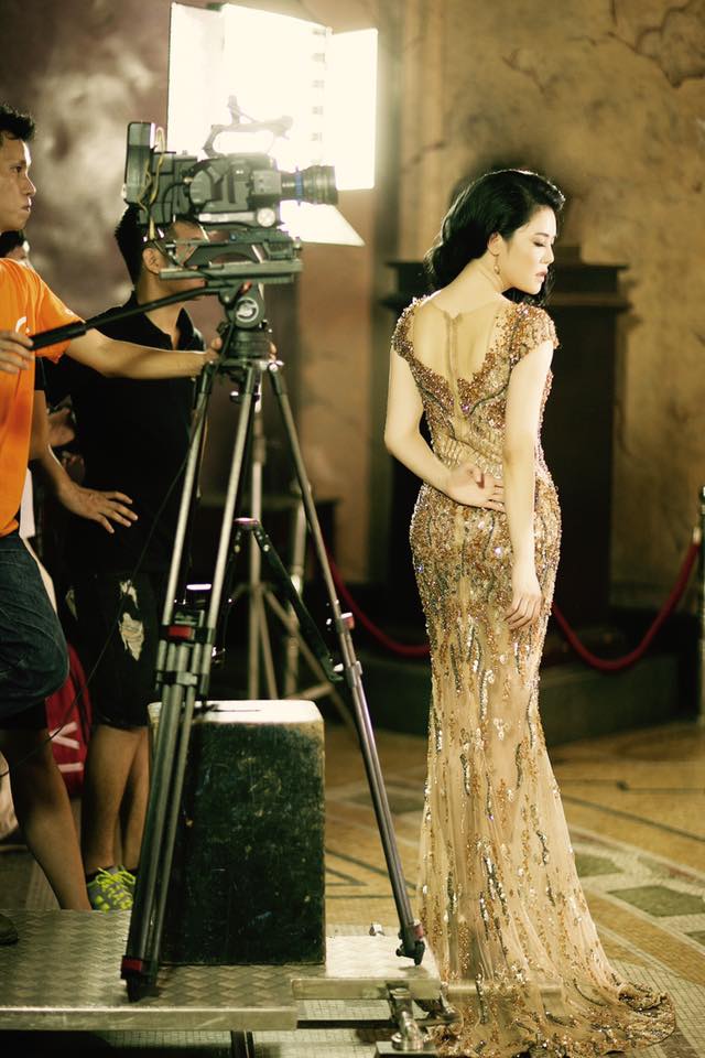 Thu Phương quyến rũ chụp hình.