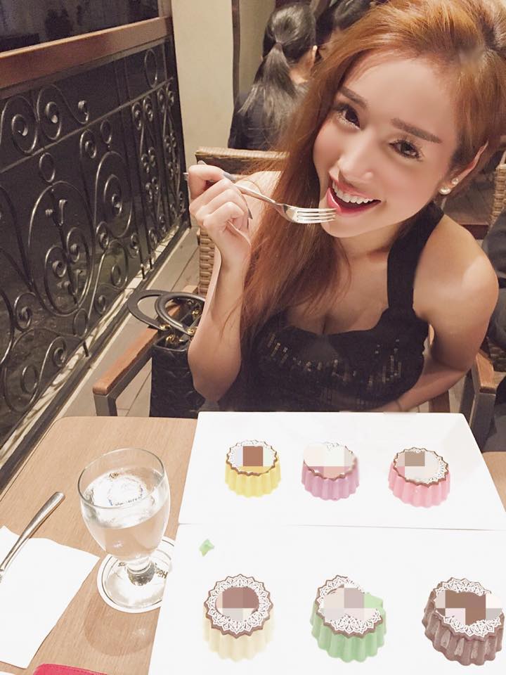 Elly Trần khoe ngực