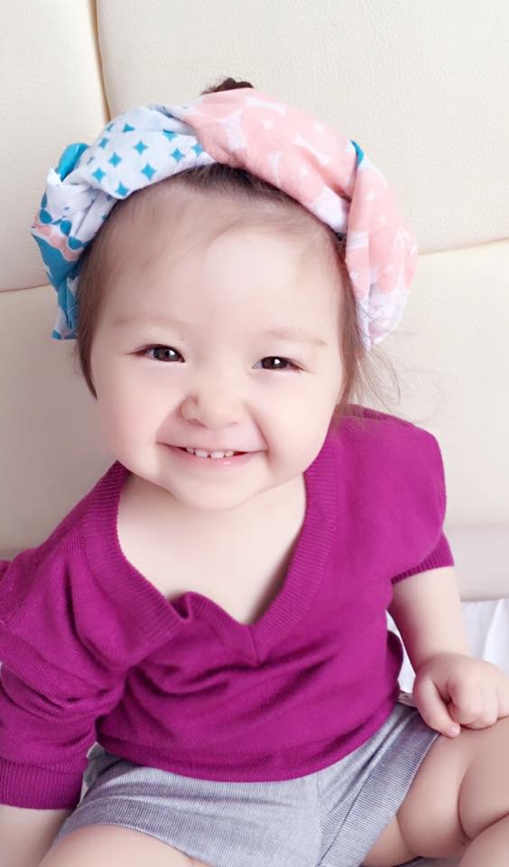 Hot girl 'ngực khủng' chụp ảnh với con gái ở mọi lúc, mọi nơi.