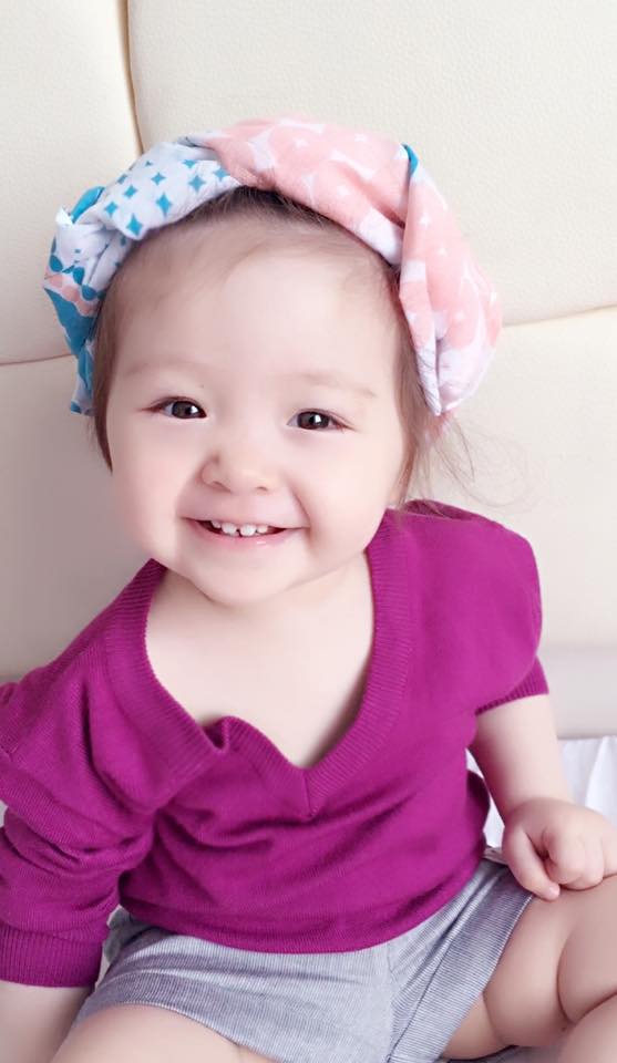 Trước ống kính máy ảnh của mẹ, cô bé luôn có những biểu cảm đáng yêu.