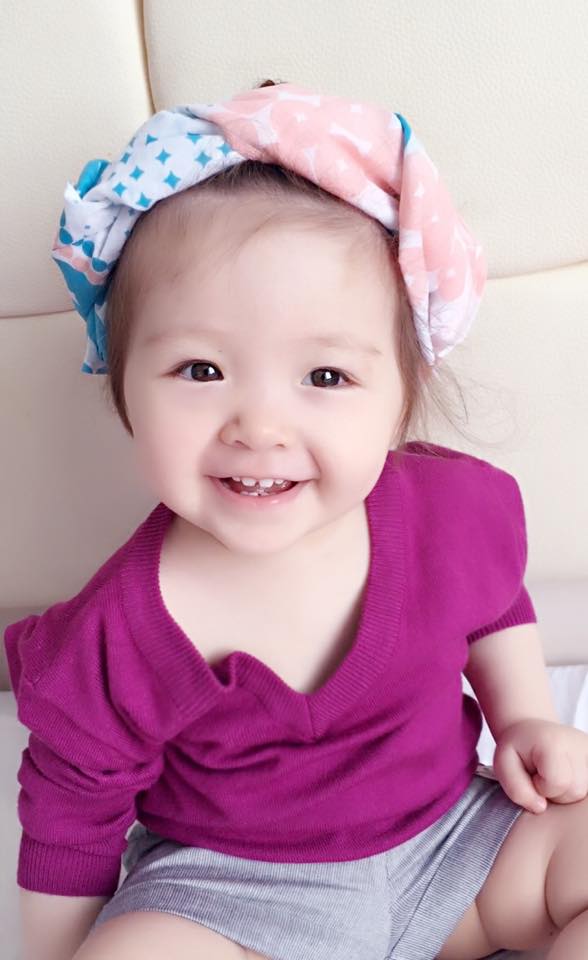 Cô bé được mẹ dùng khăn quấn đầu siêu dễ thương.