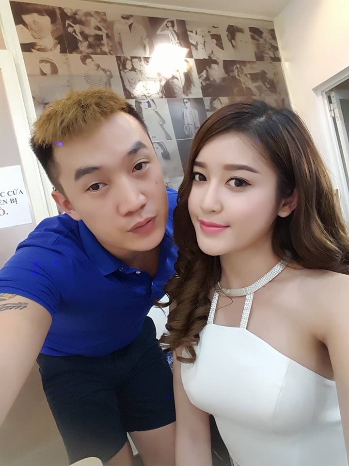 Á hậu Huyền My xinh tươi chụp hình cùng trai lạ.