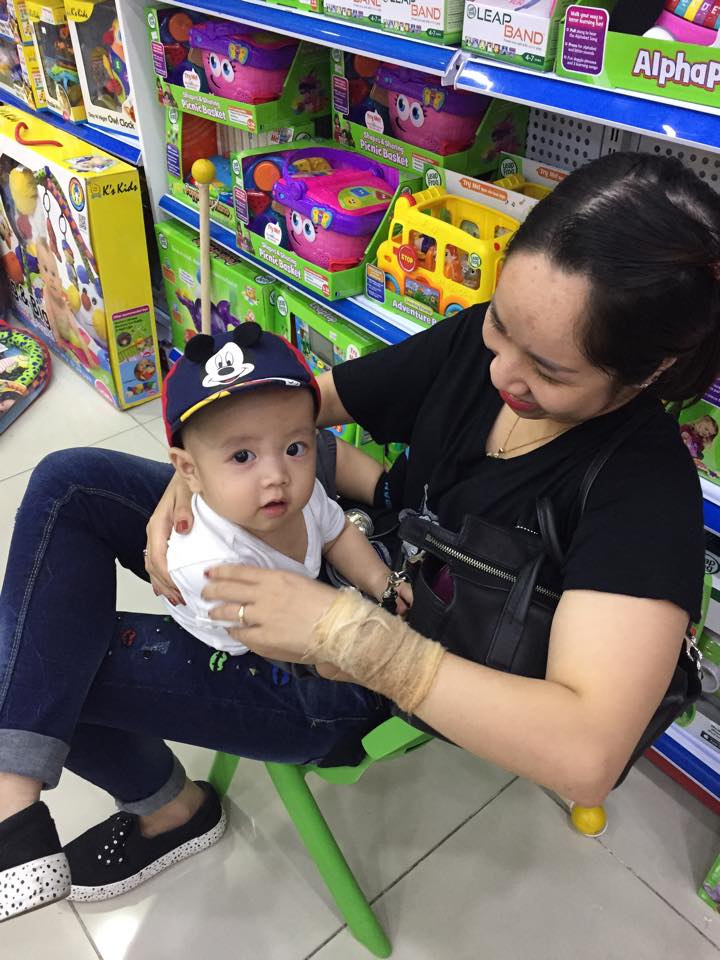 Bé thể hiện gương mặt rất sảng khoái.