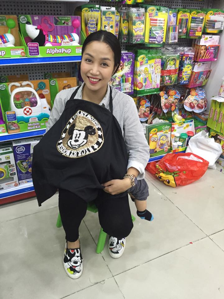Ốc Thanh Vân không ngần ngại cho con bú ở nơi công cộng.