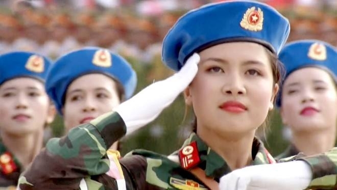 Tại sao Thiếu úy xinh đẹp lại đeo quân hàm Trung tá?