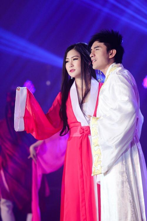 Hương Tràm hóa thân thành nhân vật cổ trang, song ca cùng Đan Trường trên sân khấu.