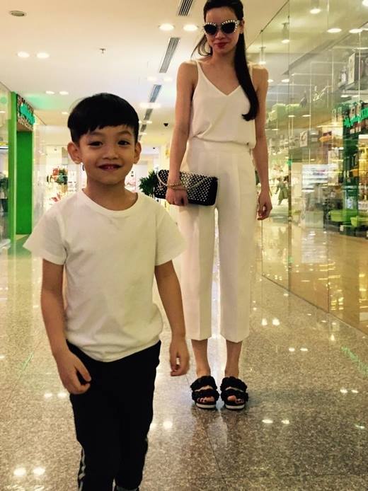 Hồ Ngọc Hà mải mê ngắm nhìn con trai.
