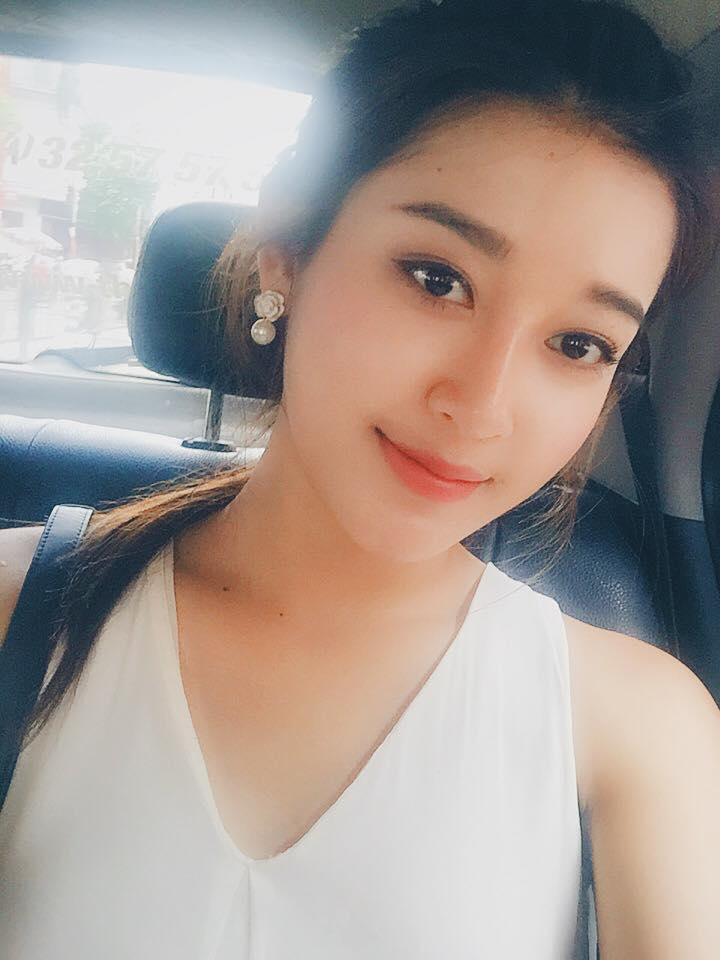 Huyền My xinh tươi chào ngày mới.