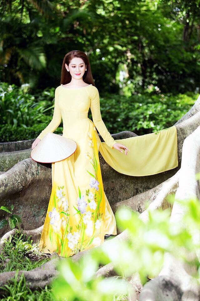 Lâm Chi Khanh duyên dáng trong tà áo dài truyền thống.