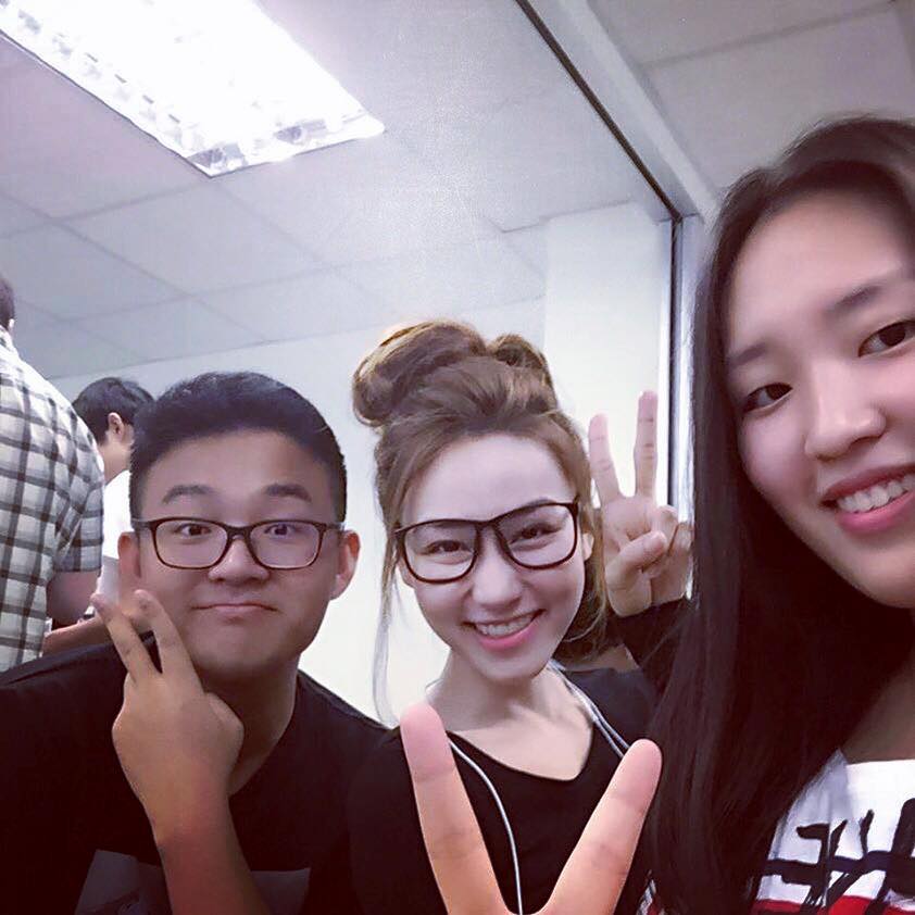 Ngân Khánh xì tin cùng các bạn trẻ.