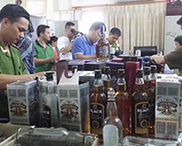 Ngang nhiên sản xuất hàng trăm chai rượu ngoại giả giữa Thủ đô