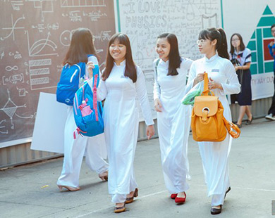 Các nữ sinh đến trường từ rất sớm để chuẩn bị cho lễ khai giảng. (Ảnh Kenh14)