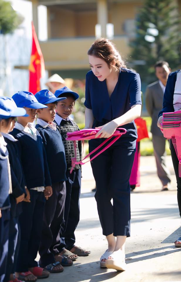 Angela Phương Trinh giản dị đi từ thiện. Hình ảnh này của 'Nữ hoàng scandal' đã để lại ấn tượng đẹp trong lòng người hâm mộ.
