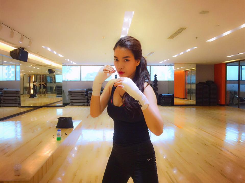 Trương Ngọc Ánh luyện võ. Dù để mặt mộc nhưng cô vẫn rất trẻ trung, xinh đẹp.