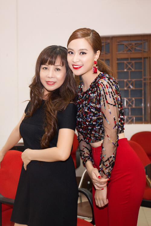 Hoàng Thùy Linh xinh tươi chụp hình cùng mẹ. Có thể thấy, mẹ của nữ ca sỹ vô cùng tươi trẻ.