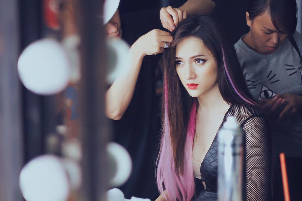 Hương Giang Idol lạnh lùng làm tóc.