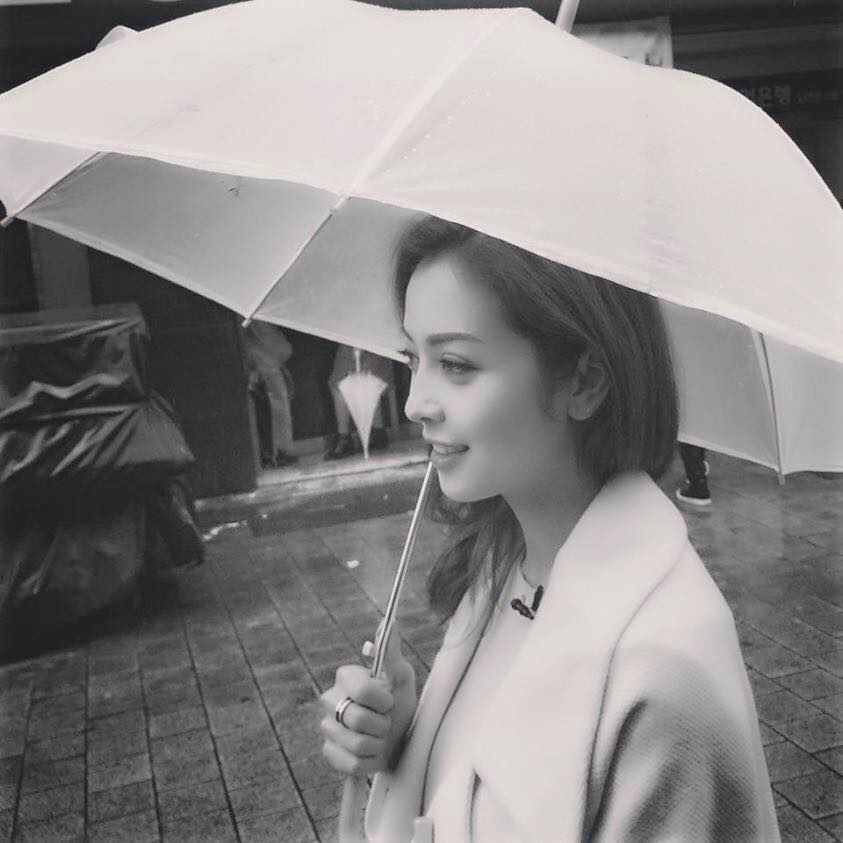Jennifer Phạm thẫn thờ trong chiều mưa.