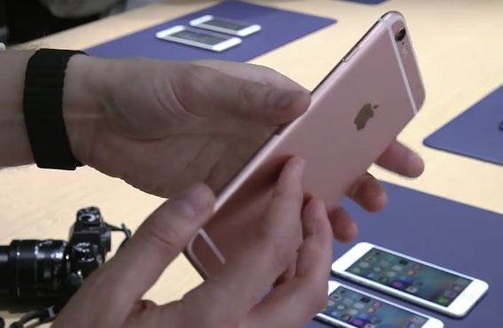 Vị trí nút bấm vẫn giống với iPhone thế hệ trước trong khi đó camera của sản phẩm mới vẫn lồi.