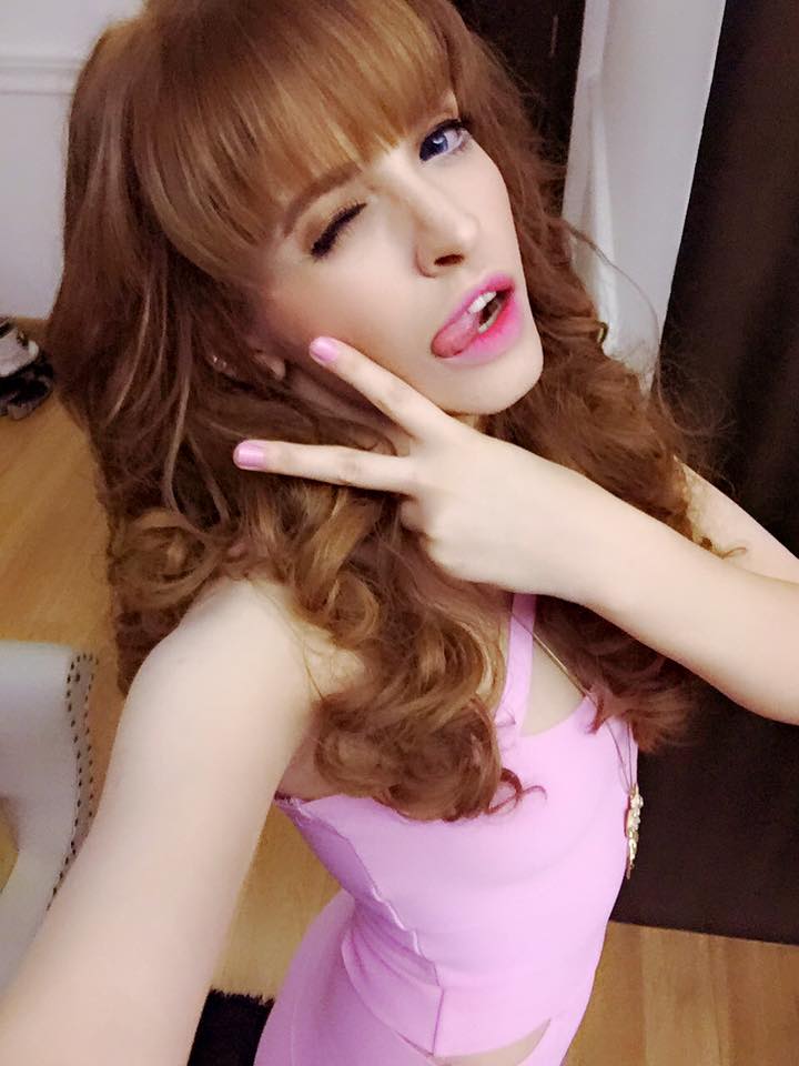 Andrea khoe vẻ mặt 'siêu cá tính', 'siêu sâu sắc' trong bức hình 'tự sướng' mới nhất.