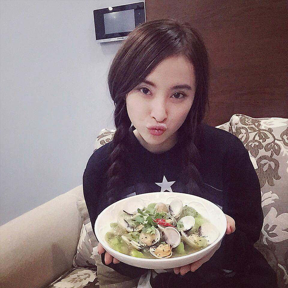 Angela Phương Trinh dịu dàng với Shbet123 Link Vào ShBet Mới Nhất bện và 'Nửa đêm chọc tức mọi người bằng Shbet0099 cá cược trực tuyến tự nấu nhé'.