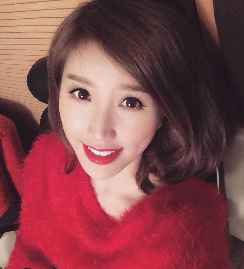 Bảo Thy khoe tóc mới bồng bềnh cùng caption dễ thương 'Lâu lâu cũng phải điệu điệu selfie style mắt bồ câu ngây thơ quả mơ'.
