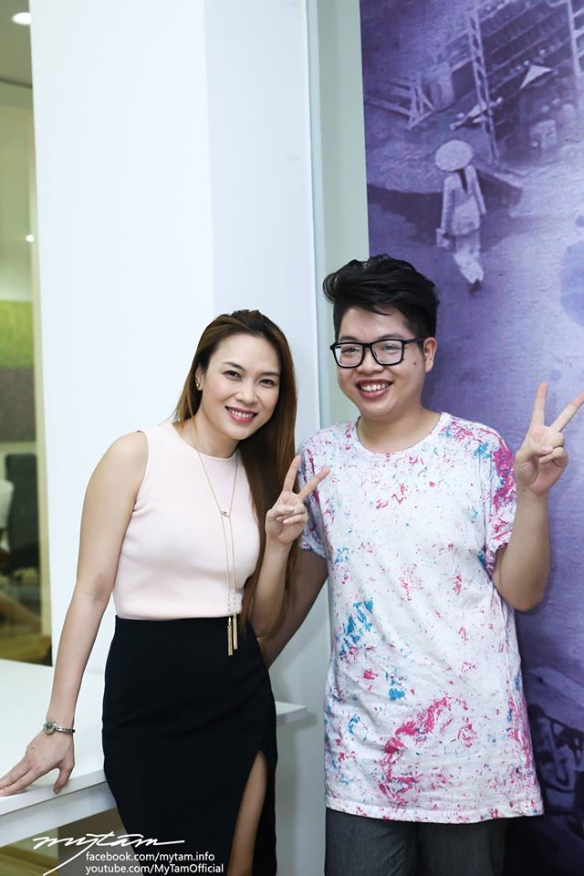 Ca sỹ Mỹ Tâm nhắng nhit cùng học trò cưng Đức Phúc. Hai cô trò đang ra sức tập luyện để chuẩn bị cho đêm chung kết sắp tới.