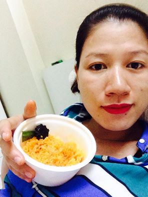 Trang Trần lộ mặt mộc, 'tự sướng' khi đang ăn. Có thể thấy cựu người mẫu mập lên trông thấy khi đang mang bầu.