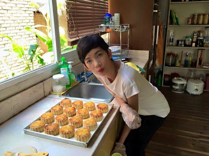 Xuân Lan tập tành làm bánh trung thu.