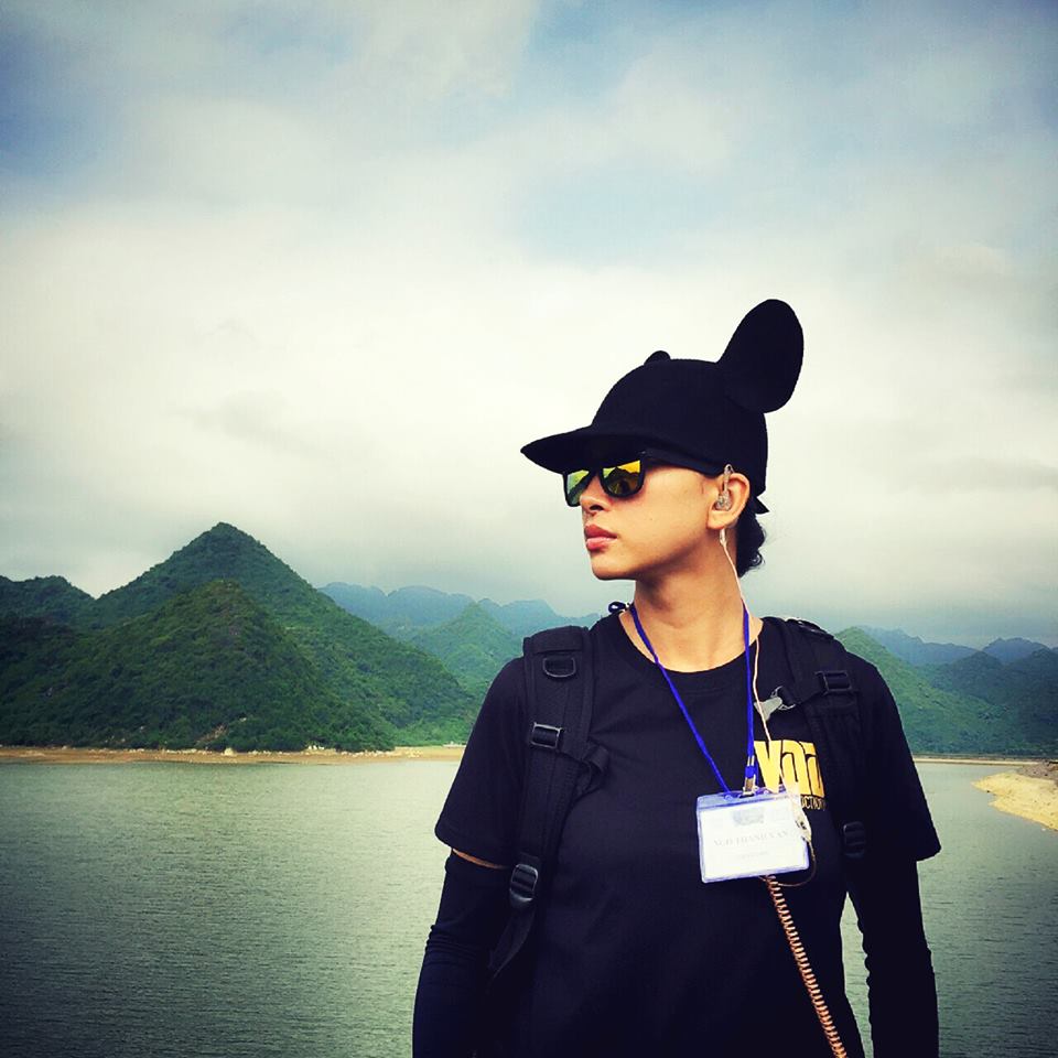 Ngô Thanh Vân 'siêu ngầu' với mũ tai mèo. Cô bày tỏ: '5.am đạo diễn chuột phải lọ mọ ra đồng. Tưởng dễ ăn hả cưng...cho cưng chết...!!!'.