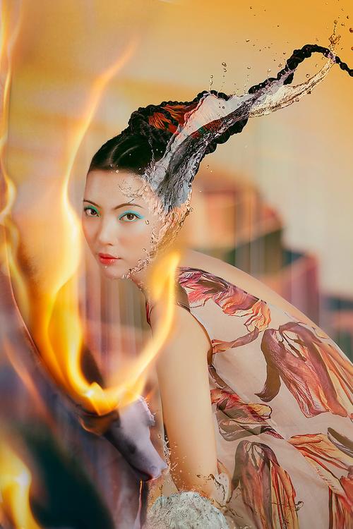Cristiana Capotondi dịu dàng với váy lụa kiêu sa.