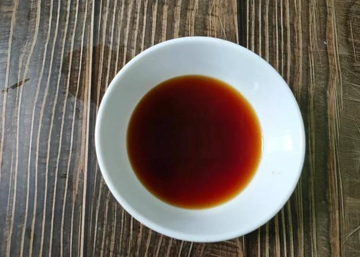 Diễn viên Paulina Chapko trẻ trung khoe dáng gợi cảm trong chiếc đầm lụa đen cổ chữ V