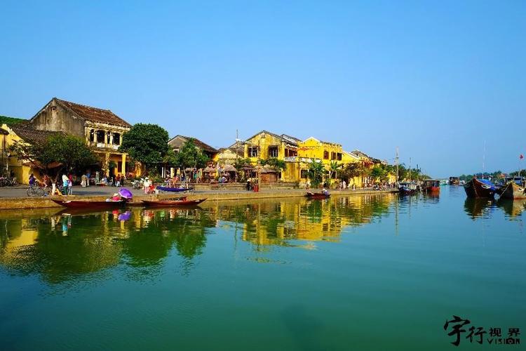 Nên tránh quần trùng màu dễ tạo cảm giác đứng tuổi cho bộ đồ.