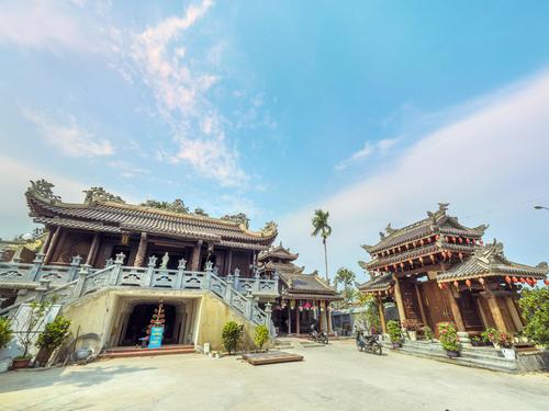 Nhiều cô nàng chọn blazer đen như cách nhanh gọn nhất để tới công sở.