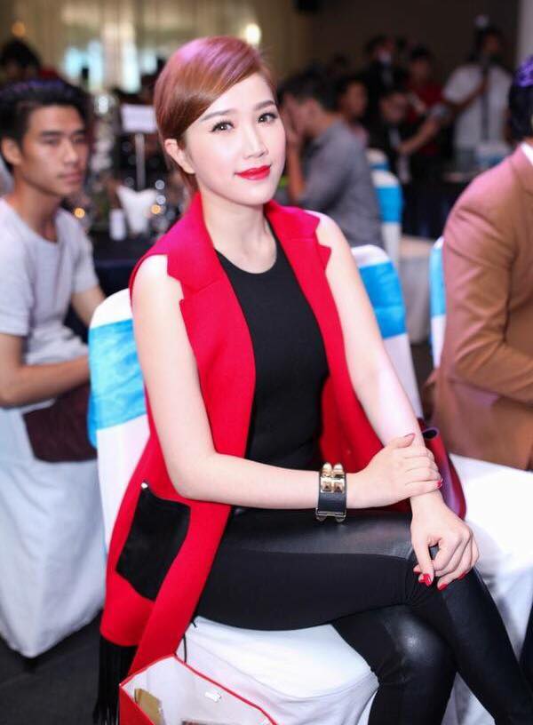 Bảo Thy xinh tươi chào ngày mới. Nữ ca sỹ hài hước: 'Lâu lâu được một hôm dậy sớm. Chúc cả nhà cuối tuần vui vẻ nha nha nha'.