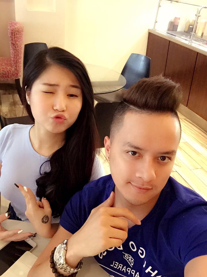 Cao Thái Sơn và Hương Tràm mặc tin đồn yêu nhau, vẫn sánh bước cùng nhau như chưa hề có chuyện gì. Giọng ca 'Con đường mưa' viết: ' Đọ teen với tui hả, hông được đâu nha cô kia'.