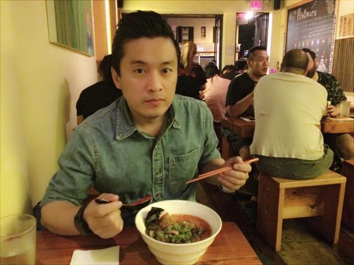 Lam Trường tạo dáng khi đang ăn phở bên Mỹ.