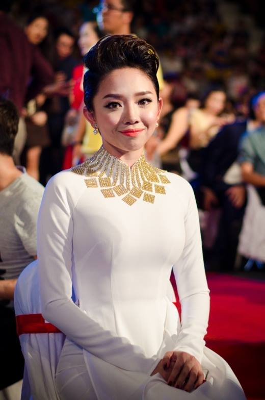 Tóc Tiên xinh đẹp, duyên dáng trong tà áo dài truyền thống.