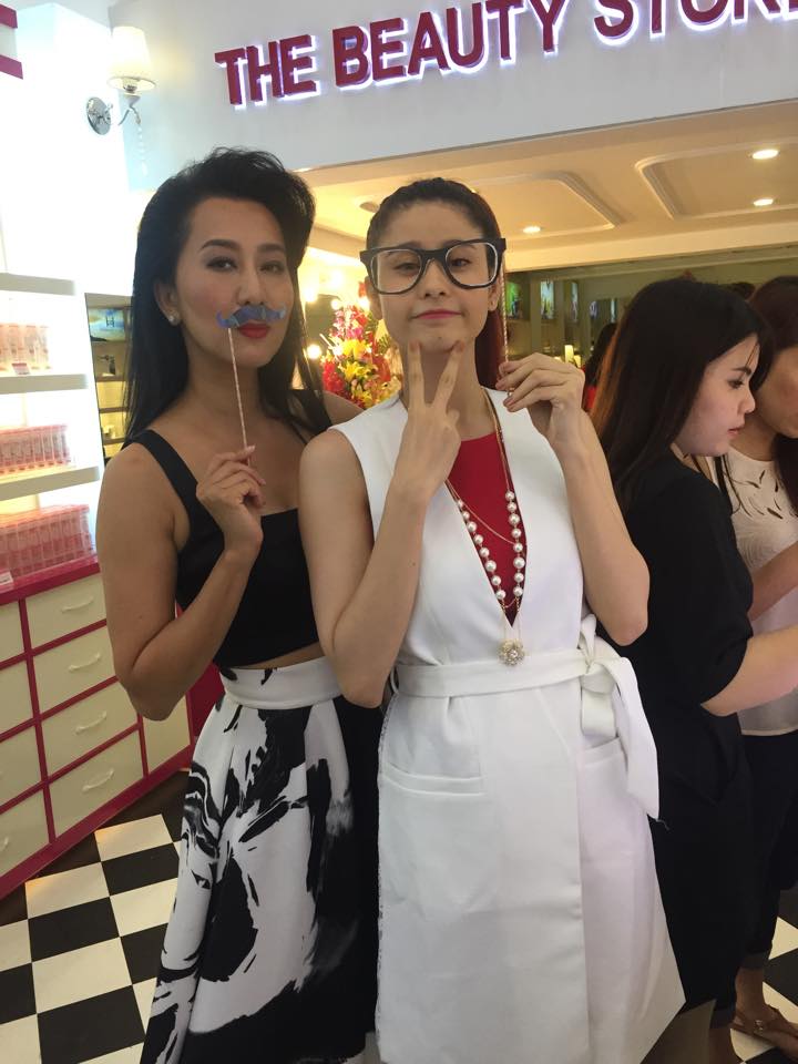 Trương Quỳnh Anh đọ dáng nhắng nhít cùng MC Kỳ Duyên nhân dịp khai trương spa mới của nữ MC hải ngoại.