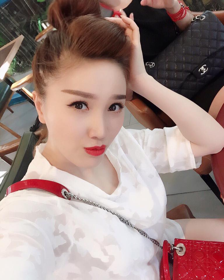 Bảo Thy xinh đẹp, chu môi tạo dáng nhắng nhít.