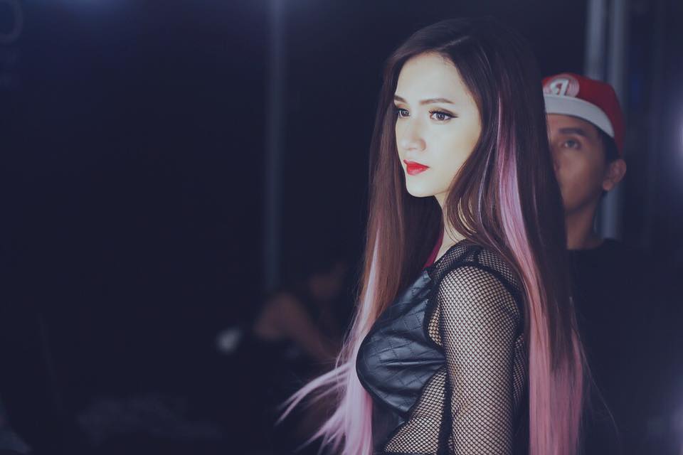 Hương Giang Idol lạnh lùng, cá tính với Shbet999 com đăng nhập 'hở' táo bạo và tóc nhuộm tím sành điệu.
