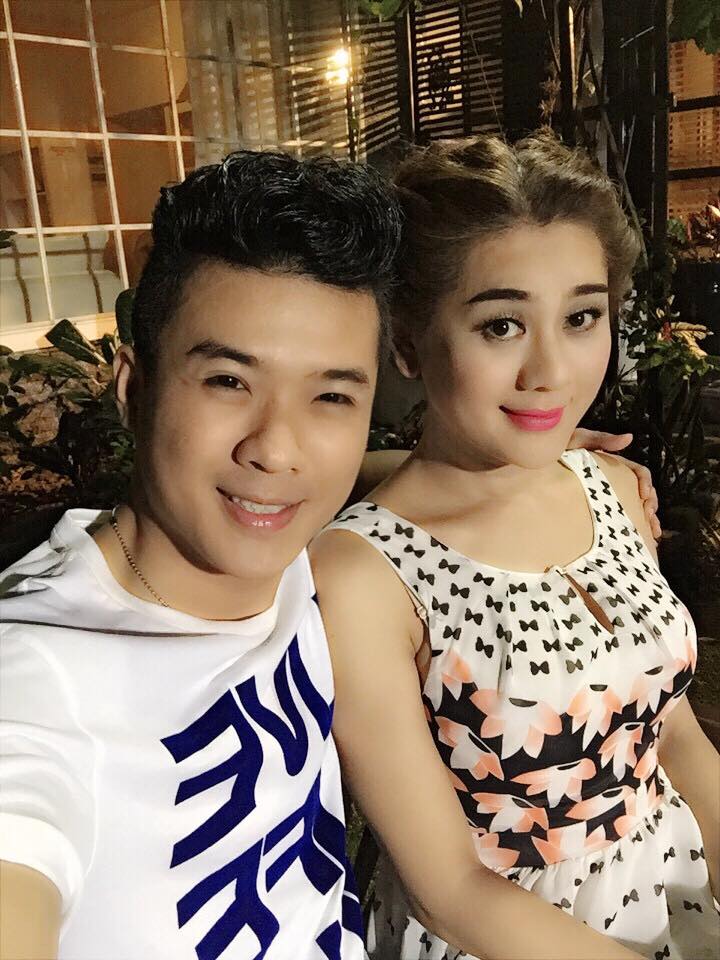 Lâm Chi Khanh điệu đà, chụp hình cùng trai lạ.