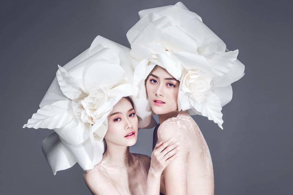 Linh Chi khoe ảnh bán nude cùng bạn.