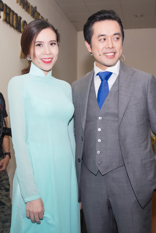 Hương Giang Idol e ấp trong tà áo dài truyền thống, tạo dáng cùng Dương Khắc Linh.