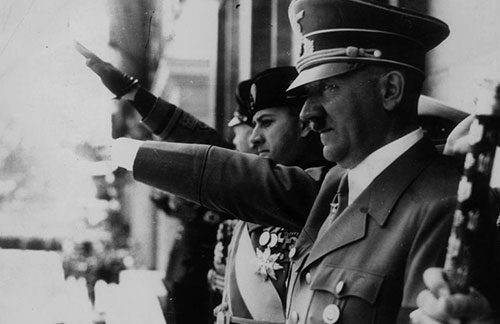 Cảm hứng để Hitler nuôi ria mép theo kiểu chúng ta vẫn thấy về y được cho là xuất phát từ danh hài Charlie Chaplin. Năm 1923, thư ký báo chí của y, Tiến sĩ Sedgwick khuyên y bỏ ria kiểu này. Y trả lời: “Nếu bây giờ đó chưa phải là mốt thì sau này sẽ là mốt vì tôi để ria như vậy!”. Ảnh: Getty.