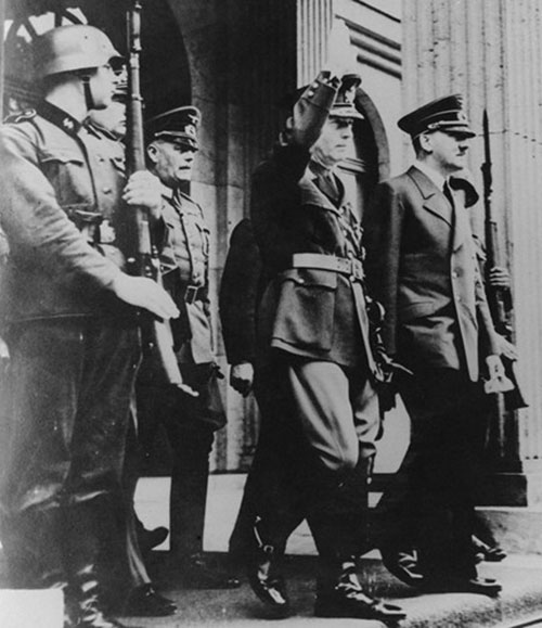 Quốc trưởng Hitler không thích dậy sớm. Y thường dậy vào 14h. Ảnh: Getty.