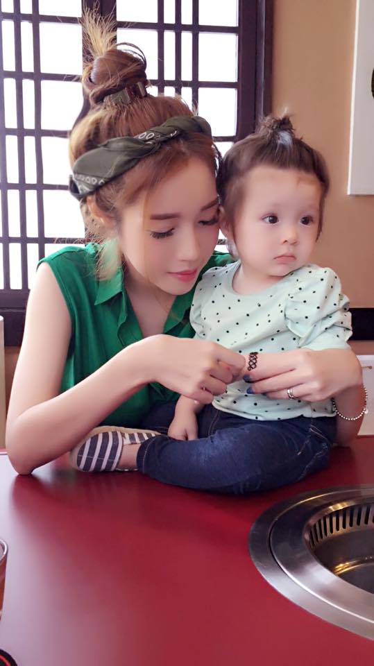 Bà mẹ trẻ thường xuyên dẫn con gái đi ăn tiệm.